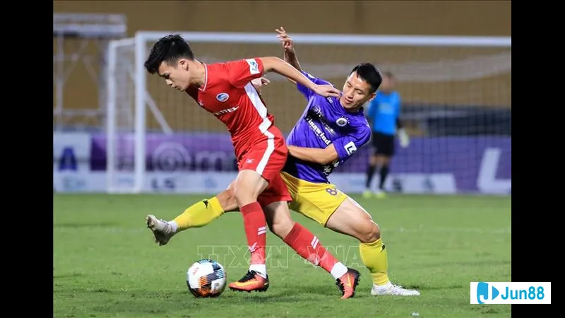 Hà Nội và Viettel tranh tài gay gắt trên sân cỏ