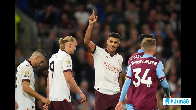 Cầu thủ Man City dẫn bóng qua hàng phòng ngự của Burnley trong trận đấu