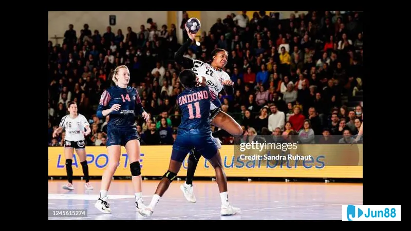 Cầu thủ của Brest dứt điểm trước khi bị cản phá bởi hậu vệ của Nantes Cầu thủ của Brest dứt điểm trước khi bị cản phá bởi hậu vệ của Nantes