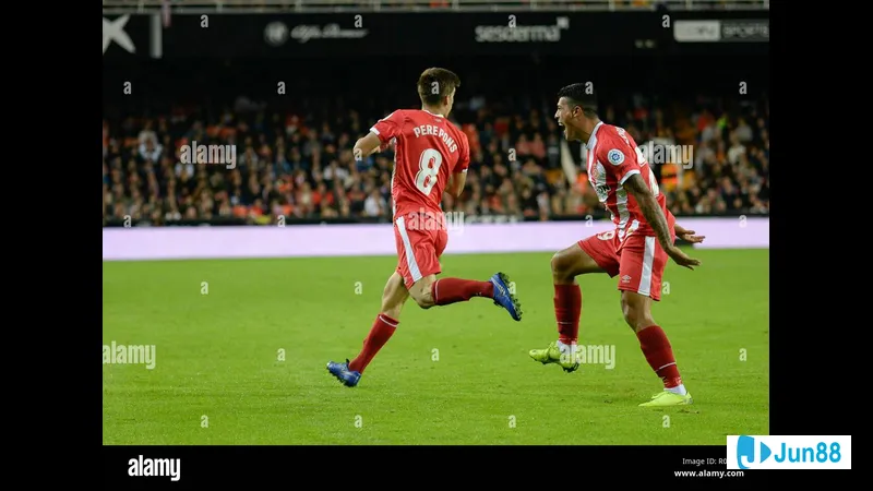 Cầu thủ của Girona và Valencia đang tranh chấp quả bóng trên sân cỏ Cầu thủ của Girona và Valencia đang tranh chấp quả bóng trên sân cỏ