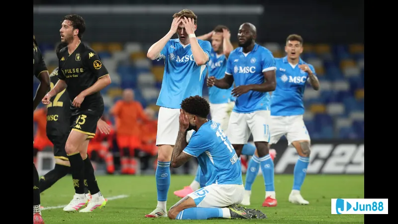 Cầu thủ Napoli ghi bàn vào lưới Genoa với cú sút chính xác từ ngoài vòng cấm Cầu thủ Napoli ghi bàn vào lưới Genoa với cú sút chính xác từ ngoài vòng cấm