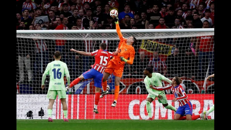 Cầu thủ Barca băng qua hàng phòng ngự của Atletico Madrid với tốc độ và kỹ thuật điêu luyện Cầu thủ Barca băng qua hàng phòng ngự của Atletico Madrid với tốc độ và kỹ thuật điêu…
