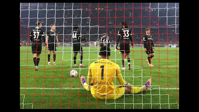 Cầu thủ Freiburg vượt qua cầu thủ Mainz để tiến lên phần sân đối phương. Cầu thủ Freiburg vượt qua cầu thủ Mainz để tiến lên phần sân đối phương.