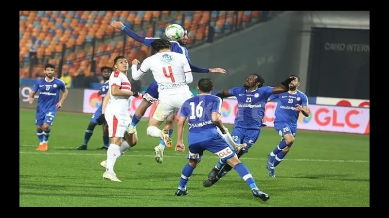 Cầu thủ của Haras El Hodood chống chế El Ismaily trên sân cỏ Cầu thủ của Haras El Hodood chống chế El Ismaily trên sân cỏ