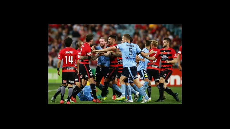Cầu thủ WS Wanderers vượt qua hậu vệ Sydney FC trong trận đấu bóng đá gay cấn Cầu thủ WS Wanderers vượt qua hậu vệ Sydney FC trong trận đấu bóng đá gay cấn