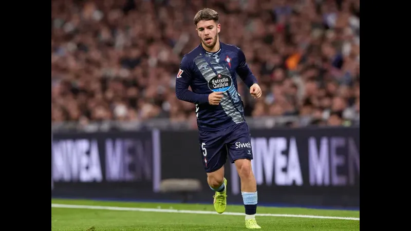 Cầu thủ của Albacete vượt qua hậu vệ đối phương trong trận đấu với Celta Vigo