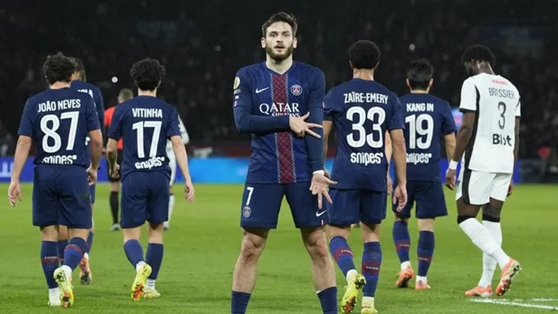 Cầu thủ PSG đang nỗ lực cản phá cầu thủ của Athletic Bilbao trong trận đấu Cầu thủ PSG đang nỗ lực cản phá cầu thủ của Athletic Bilbao trong trận đấu