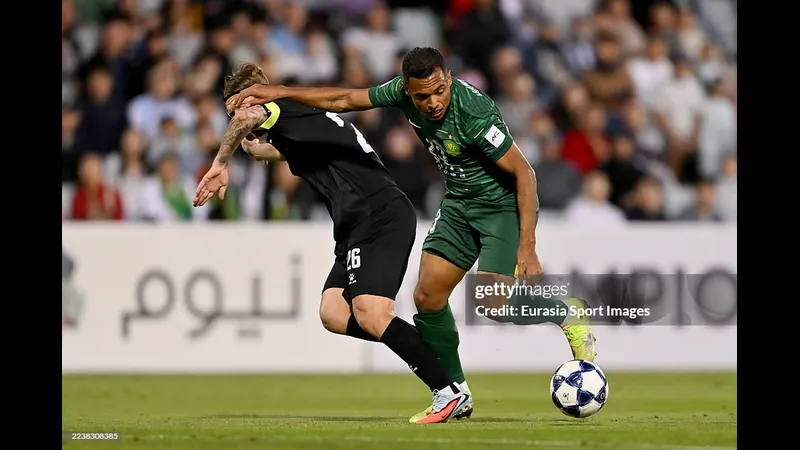 Cầu thủ Beijing Guoan chiến đấu quyết liệt với cầu thủ Macarthur FC để giành quyền kiểm soát bóng. Cầu thủ Beijing Guoan chiến đấu quyết liệt với cầu thủ Macarthur FC để giành quyền kiểm…