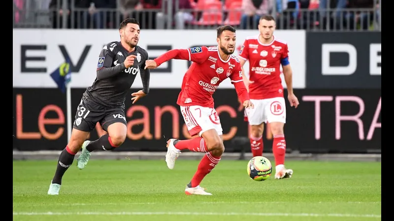Cầu thủ của Monaco đang ghi bàn trong trận đấu với Brest