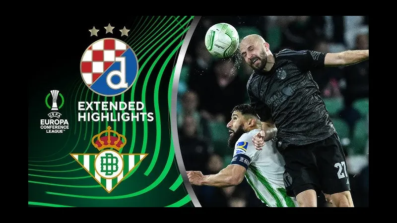 Cầu thủ Dinamo Zagreb tạt bóng vào vòng cấm Real Betis trong trận đấu quyết liệt