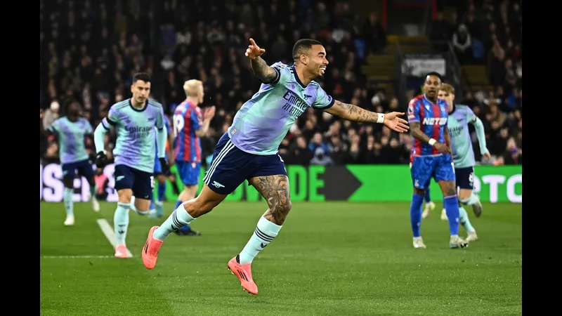 Cầu thủ Shelbourne dũng cảm đối mặt với hậu vệ Crystal Palace trong trận đấu đầy kịch…