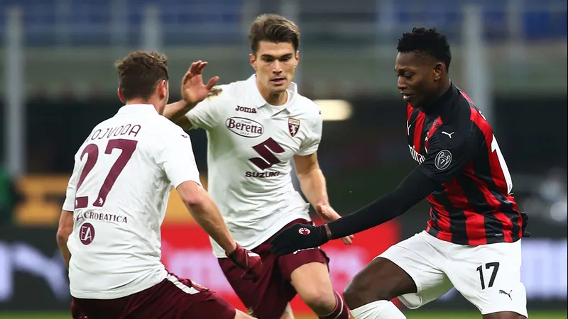 Cầu thủ của AC Milan cản phá cú sút của cầu thủ đối phương trong trận đấu với Torino