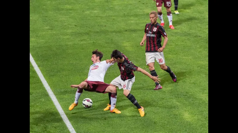 Cầu thủ của AC Milan với nỗ lực vượt qua sự phòng ngự của đối thủ Torino