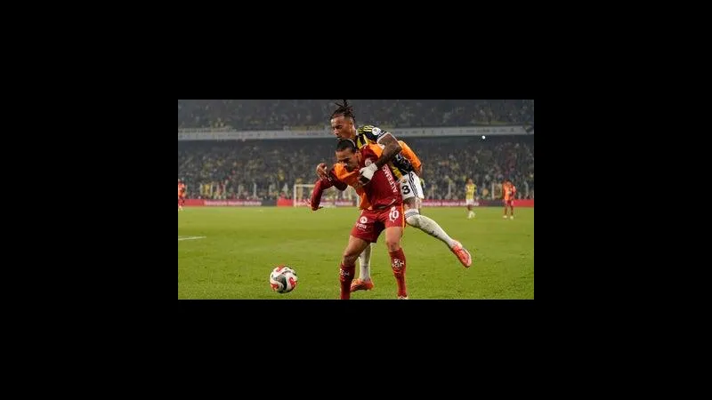 Cầu thủ Young Boys vượt qua cầu thủ Lille trên sân cỏ