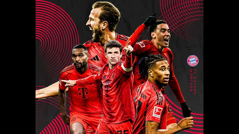 Cầu thủ Bayern Munich và Augsburg tranh chấp bóng trên sân cỏ Cầu thủ Bayern Munich và Augsburg tranh chấp bóng trên sân cỏ