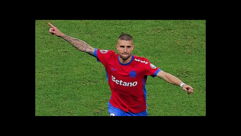 Cầu thủ FCSB và Fenerbahce tranh chấp bóng trên sân cỏ