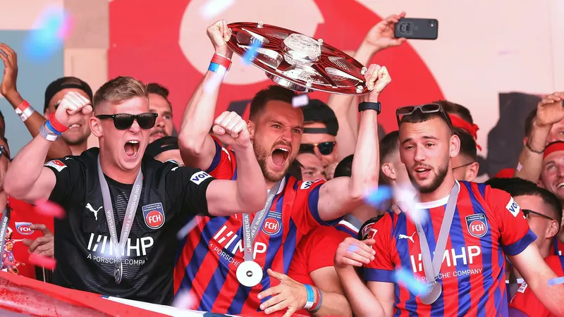 Cầu thủ Heidenheim đang vượt qua cầu thủ Bayer Leverkusen Cầu thủ Heidenheim đang vượt qua cầu thủ Bayer Leverkusen