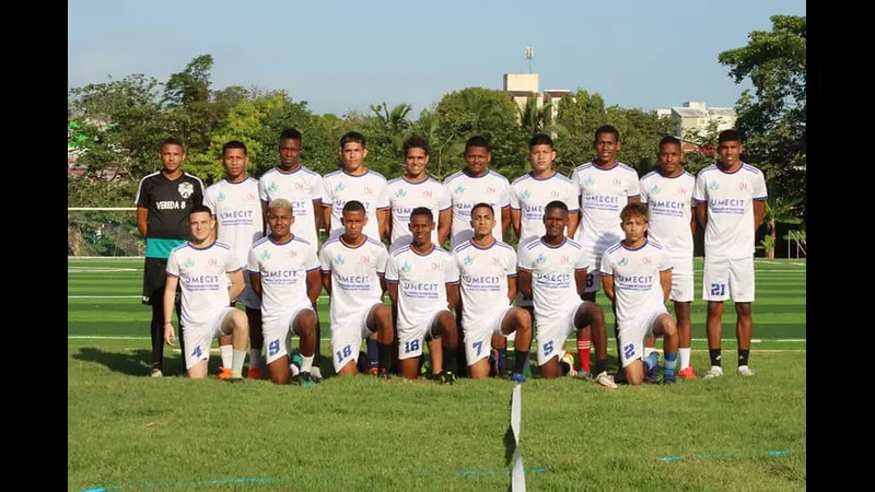 UMECIT và Herrera tranh chấp quả bóng trên sân cỏ