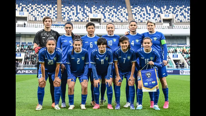 Cầu thủ Uzbekistan và Gabon tranh chấp bóng trên sân cỏ - Lịch sử đối