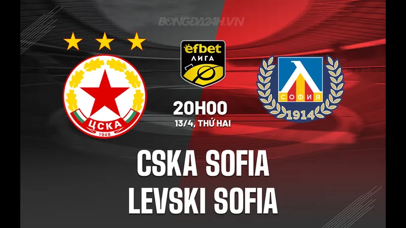 Cầu thủ CSKA Sofia và Levski Sofia tranh chấp bóng trên sân cỏ
