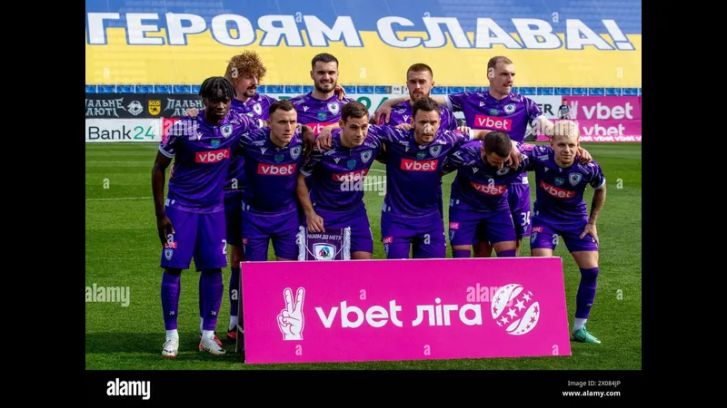 Cầu thủ LNZ Cherkasy vượt qua cầu thủ Shakhtar Donetsk trong trận đấu